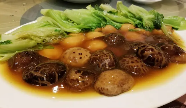 原隻蠔皇鮑魚伴花菇