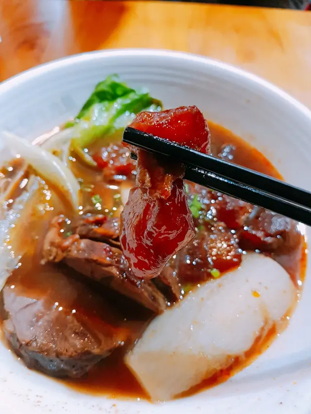 招牌半筋半肉湯麵