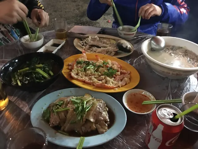 韮菜豬紅，蠔仔粥，烏頭，蒜容蒸蝦，鵝片，後期加多個蠔餅