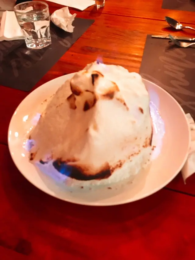 外面係蛋白，裡面其實係macaroon 同海綿蛋糕