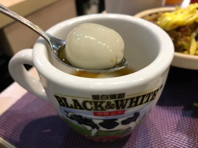 是日糖水為薑湯芝麻湯圓，
薑湯夠晒辣，
芝麻湯圓用上寧波湯圓，
糯米皮煙韌，芝麻餡流心。
薑湯夠晒辣，
芝麻湯圓用上寧波湯圓，
糯米皮煙韌，芝麻餡流心。