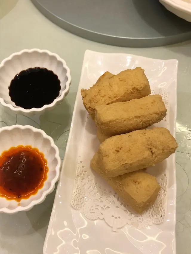 估唔到係呢度都食到我最愛既街頭小食----- 臭豆腐. 呢度既臭豆腐比平時既細,方便入口.同埋上棻個陣會跟埋甜醬同埋豆瓣醬,可以一路食, 一路點.