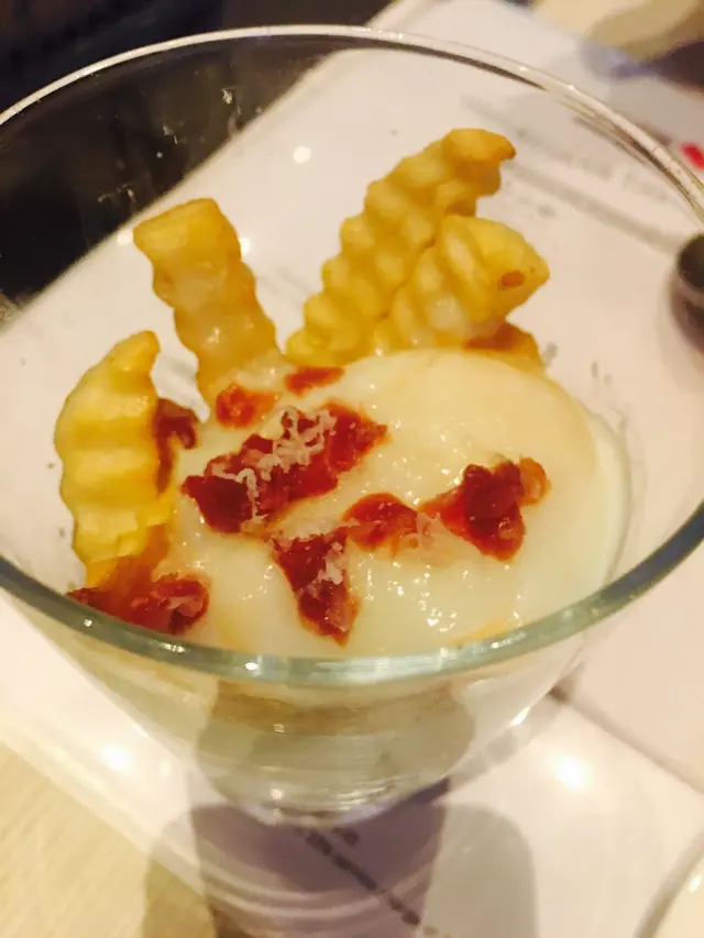 黑毛豬火腿巴馬芝士混醬63度蛋及炸薯條