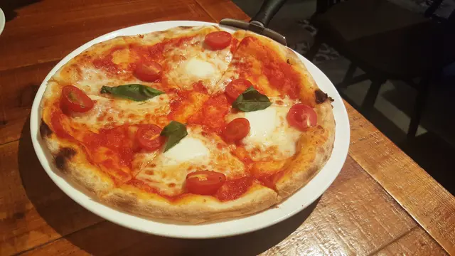 瑪格麗特披薩配上新鮮水牛芝士