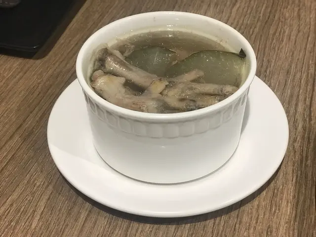 餐前包一碗燉湯，餐後一碗糖水，好有誠意