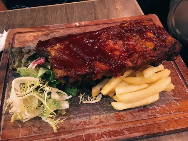 煙熏味燒烤汁焗西班牙豬仔骨配薯條