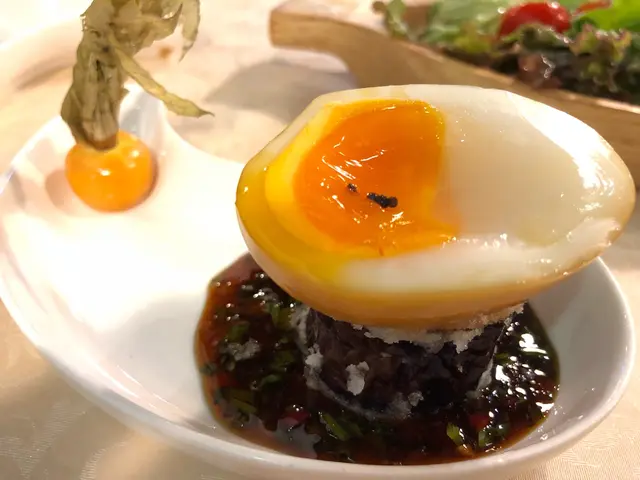 茶燻流心蛋伴黑魚子醬配厚切茄子