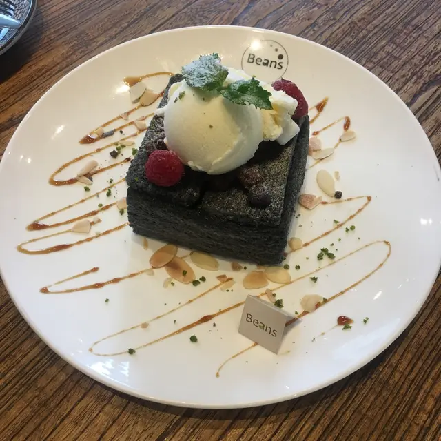 非常有伯爵茶香味，流心是熱的，但不會太甜，紅桑莓也很甜，旁邊的多士是竹炭味道跟普通麵包不一樣，很特別