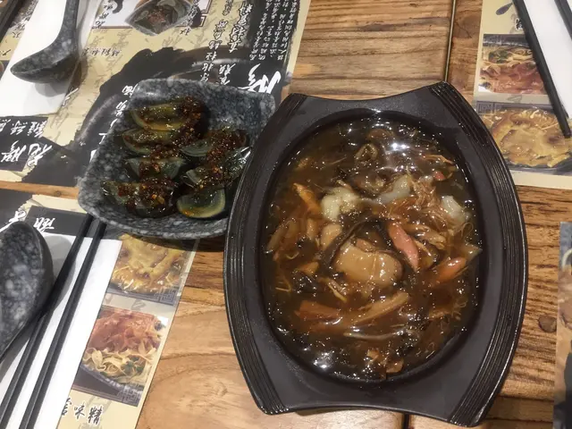 花膠雞絲魚翅+秘製辣醬拌皮蛋
