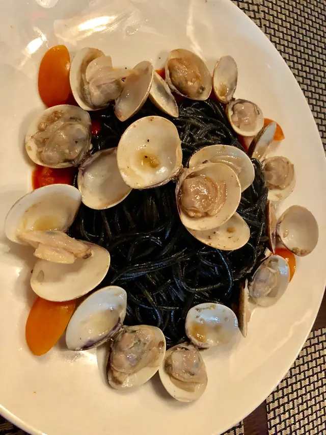 店員推介，吃完拍下黑牙齒和黑咀唇照片，笑晒飽🤣