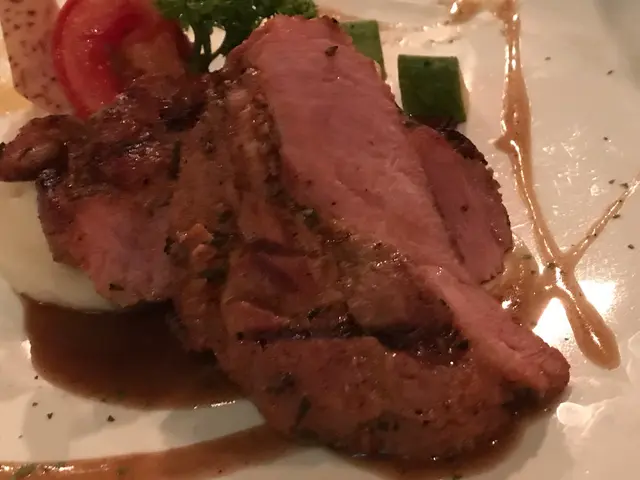 炭燒西班牙黑毛豬肉眼扒配蘋果蓉