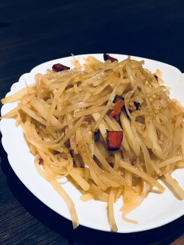 酸辣土豆絲，味道惹味，偏油點