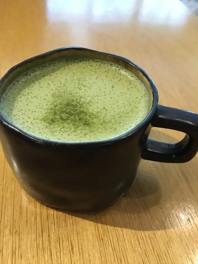 飲品出色!綠茶粉絕不吝嗇!奶泡略嫌唔夠挺,但味道同熱度好好,飲到最後入口有少少粉感,可接受