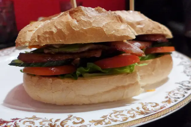 越式燒豬頸肉法包