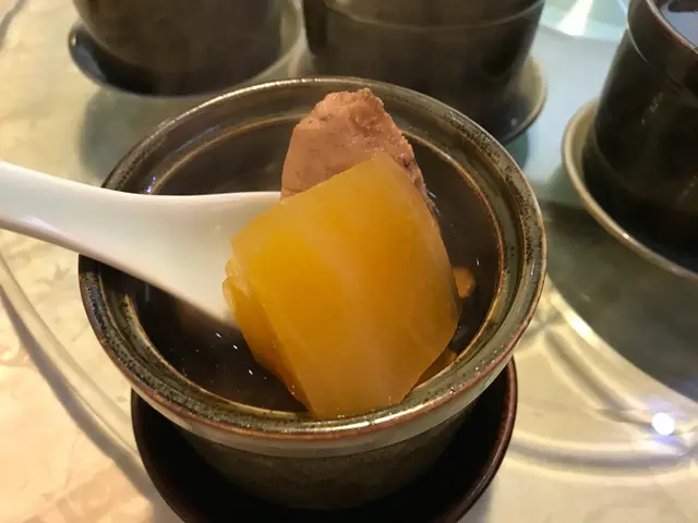 原盅燉哈密瓜螺頭黑毛豚肉