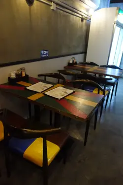 店内的装潢简约工业风，『米』字图案木桌子，充满特色！