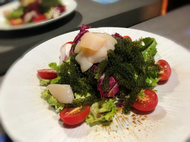 黑松露酢海葡萄沙律配魚生