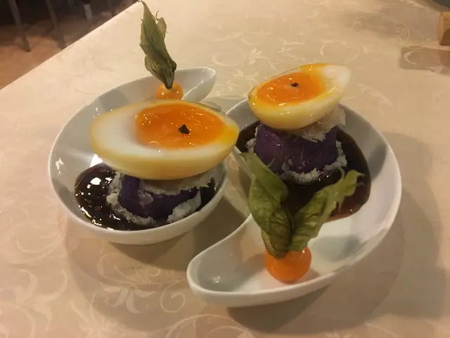 茶燻流心蛋伴黑魚子醬配厚茄子