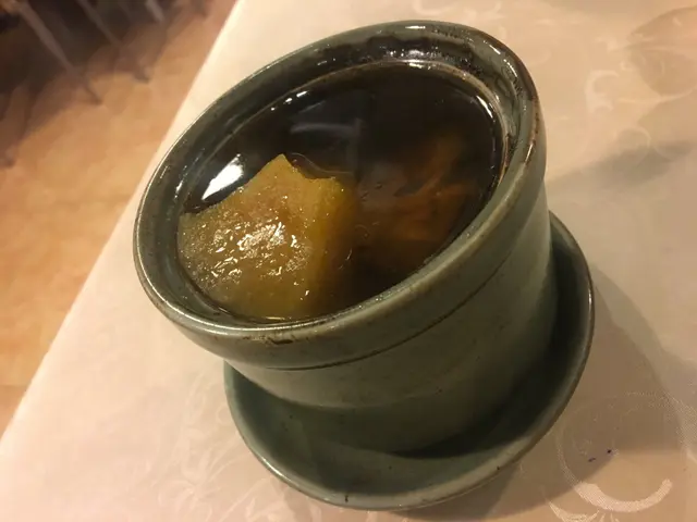 原盅燉哈密瓜螺頭黑毛豚肉湯