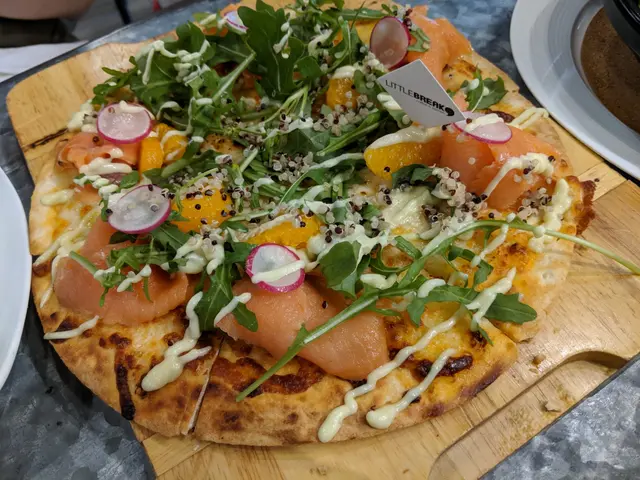 藜麥煙三文魚千島沙律醬薄餅