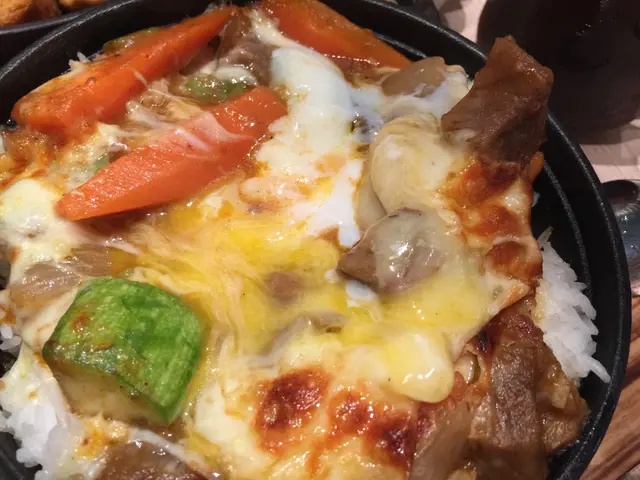 咖喱牛肉温泉蛋芝士鐵板焗飯