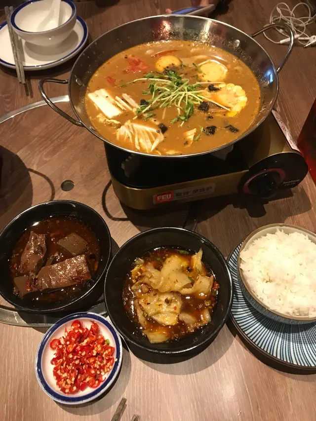 黑松露雜菌湯鍋 +酒鍋泡飯+台式秘制麻辣花膠+台式秘制麻辣鴨血+龍蝦沙拉丸