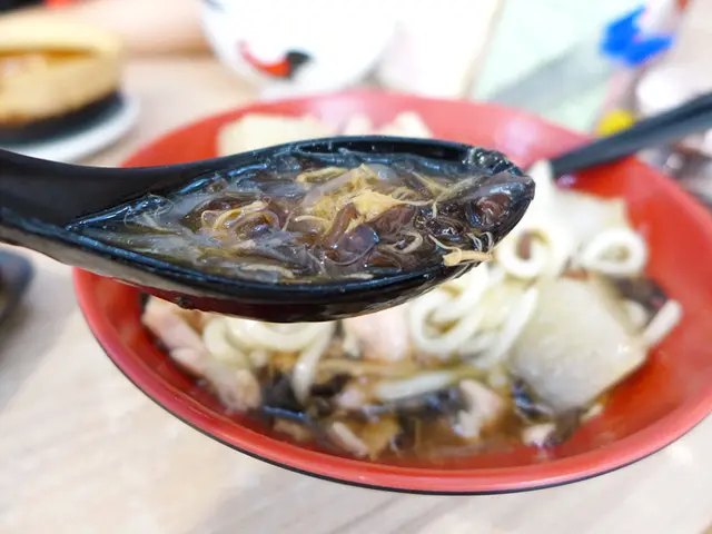 雞絲碗仔翅湯底車仔麵配兩餸