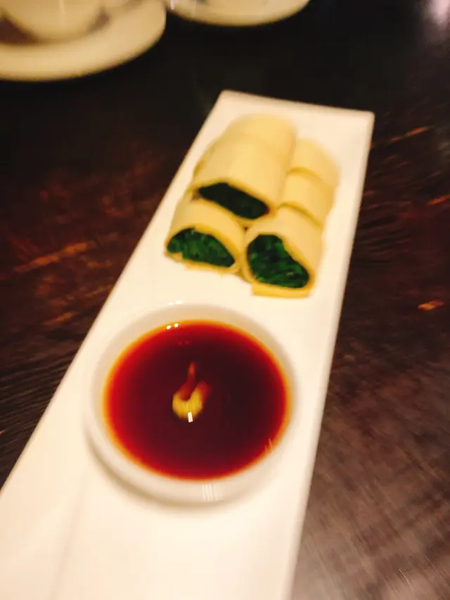 其實係豆皮卷波菜，點washabi  豉油食
