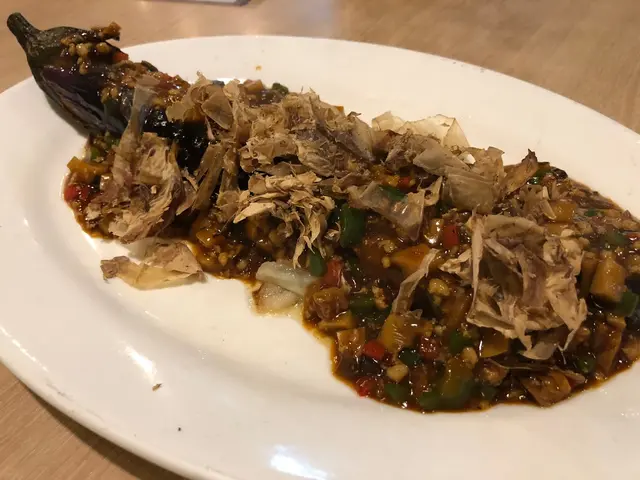 原隻茄子加上自家製醬汁，醬汁有不少配料如三色椒、肉碎和菇粒，微辣惹味，值得一試！👍🏾