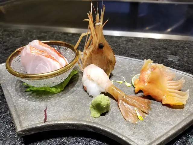 左(金目鯛)、中(牡丹蝦)、右(活赤貝)