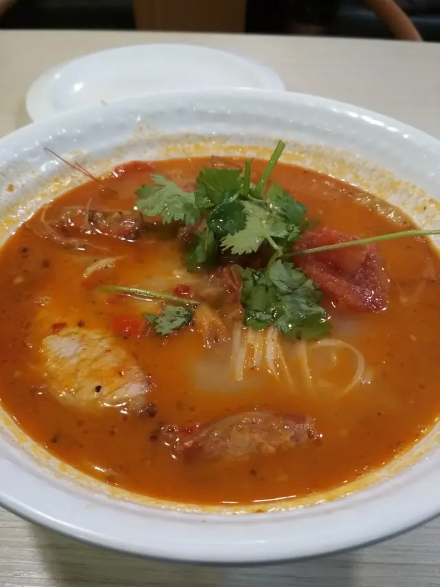 冬陰功湯金邊粉配豬頸肉