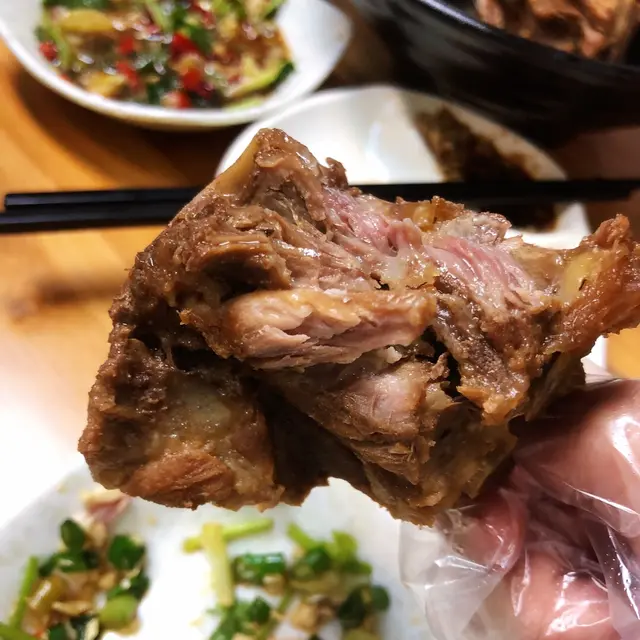除咗食啲肉,千祈唔好放過入面嗰啲軟骨以及脊骨髓,非常過癮。軟骨,又彈牙又Q。雖然每一碟有幾個骨頭,但係好容易覺得唔夠喉,叫完一碟又一碟。今日自己一個人都食咗兩碟🤤