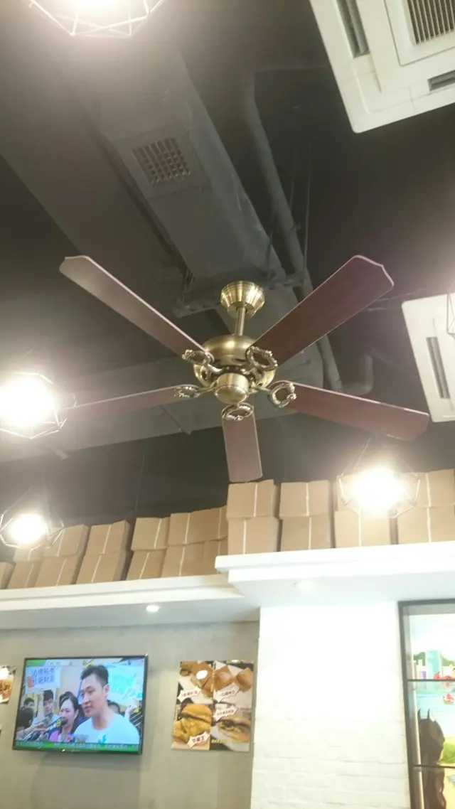 冰室必備：吊扇＋大電視