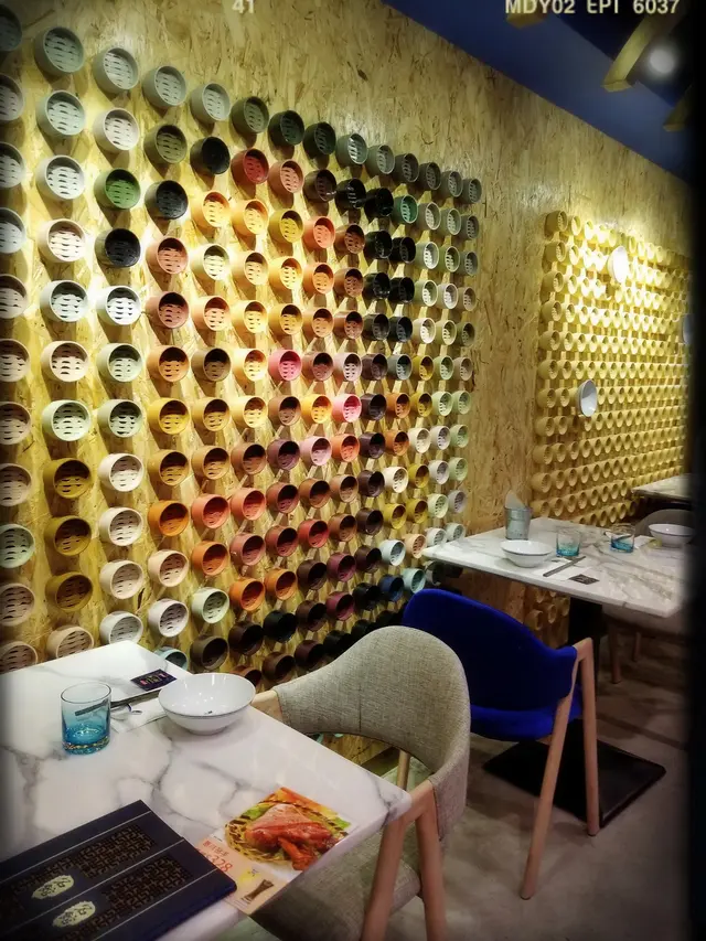 彩籠牆邊有二人雲石散枱