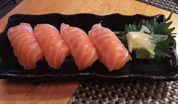 三文鱼寿司，新鲜，色泽靓。