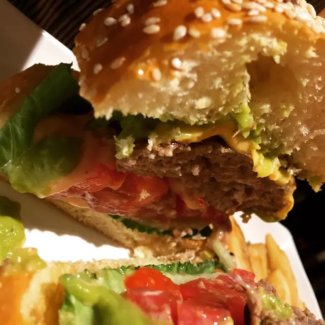 牛油果醬芝士牛肉漢堡