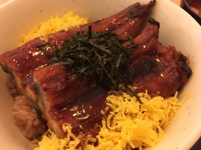 兩大件亮麗的鰻魚