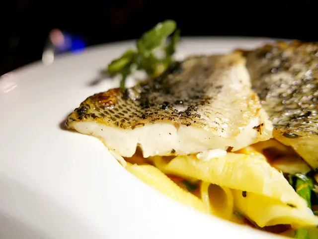 黑松露菌醬烤海鱸魚柳、煙肉、燒南瓜、車厘茄、芥蘭苗、帕馬臣芝士汁捲紙通粉