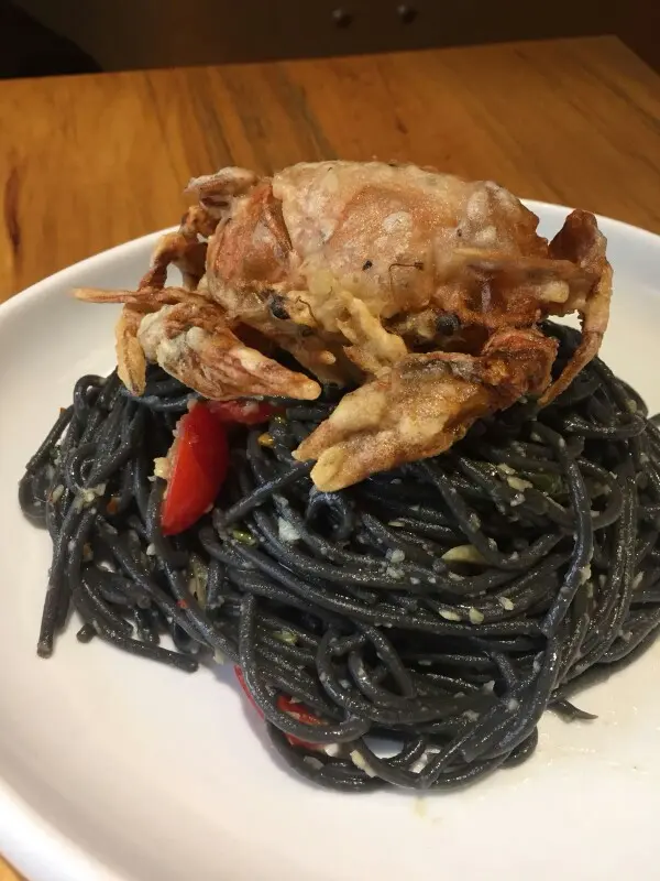 朋友話隻蟹好似喺塊石頭上面😆