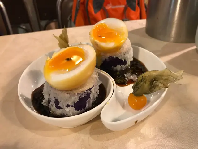 茶燻流心蛋伴黑魚子醬配厚切茄子