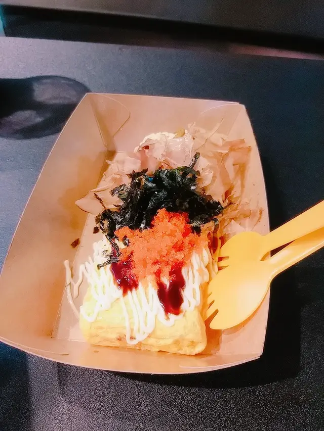 玉子好滑,而且中間是半熟狀態,加上有入面有芝士碎,粟米,鰻魚,食落口不會流,有少少拉絲。上面有鰹魚片,紫菜,魚子和沙律醬。整體上,十分配合,十分好味!!