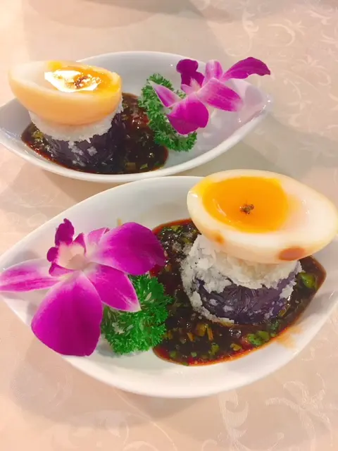 茶燻流心蛋伴黑魚子醬配厚切茄子