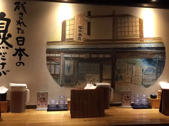 好舒服  啲燈柔和    配合牆身嘅圖畫  好有日本風嘅感覺