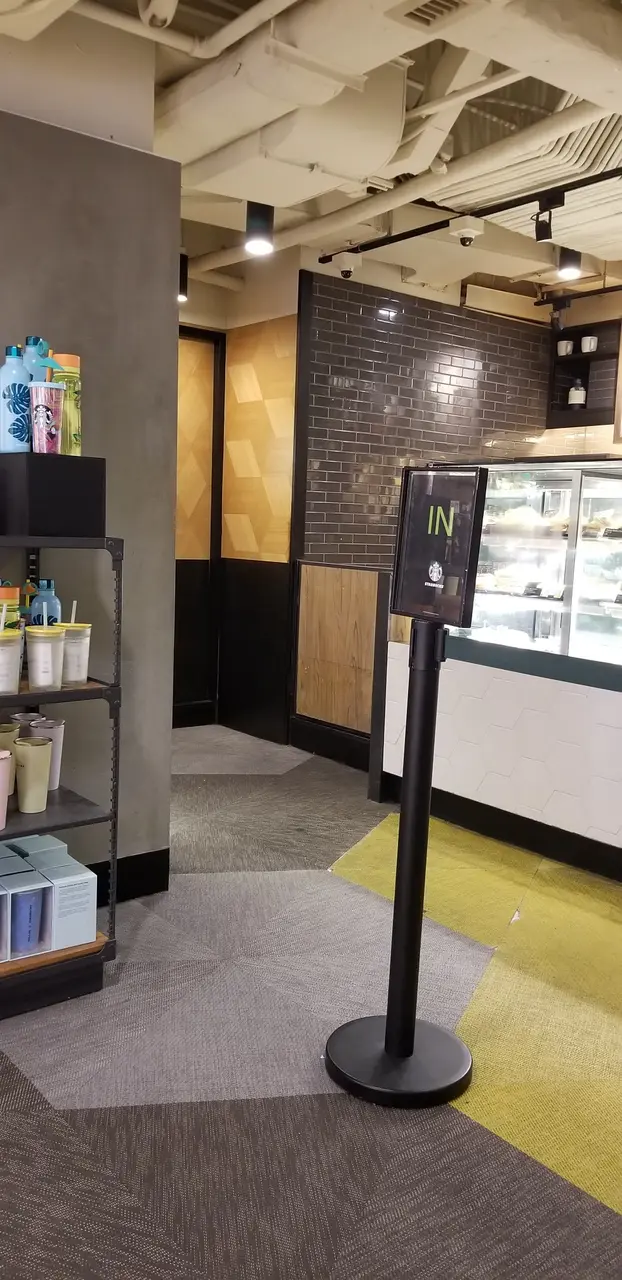 照片中就是那個發出噪音的矮門