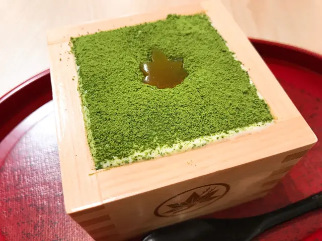 紅葉蒟蒻與盛器上的紅葉招牌相映成趣