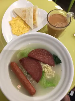 腸仔午餐肉公仔麵