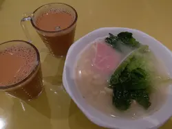 兩杯熱奶茶同火腿通粉