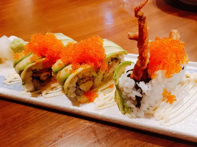 牛油果軟殼蟹卷