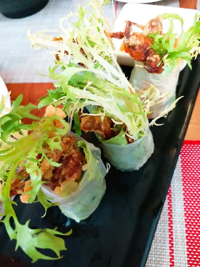 軟殼蟹炸至香脆爽身但不油膩 仲好大隻好多肉添 加上幼滑牛油果同爽脆蔬菜 點埋酸辣汁 係令人好開胃嘅高質小食