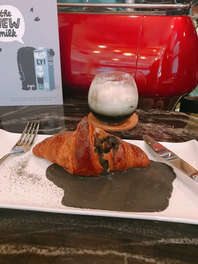 黑熔岩芝麻流心牛角包